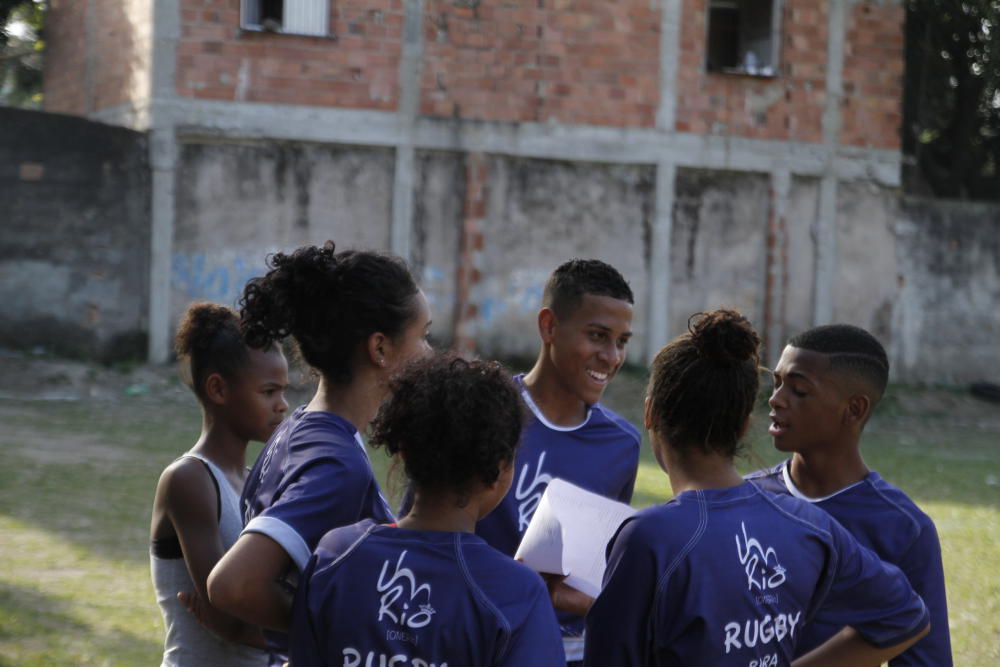 A group prepares for Eu Quero Ser presentations after a training, Morro do Castro, Rio de Janeiro, 2015