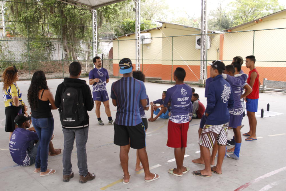 The first author explains a community outreach project to UmRio participants, Morro do Castro, 2016